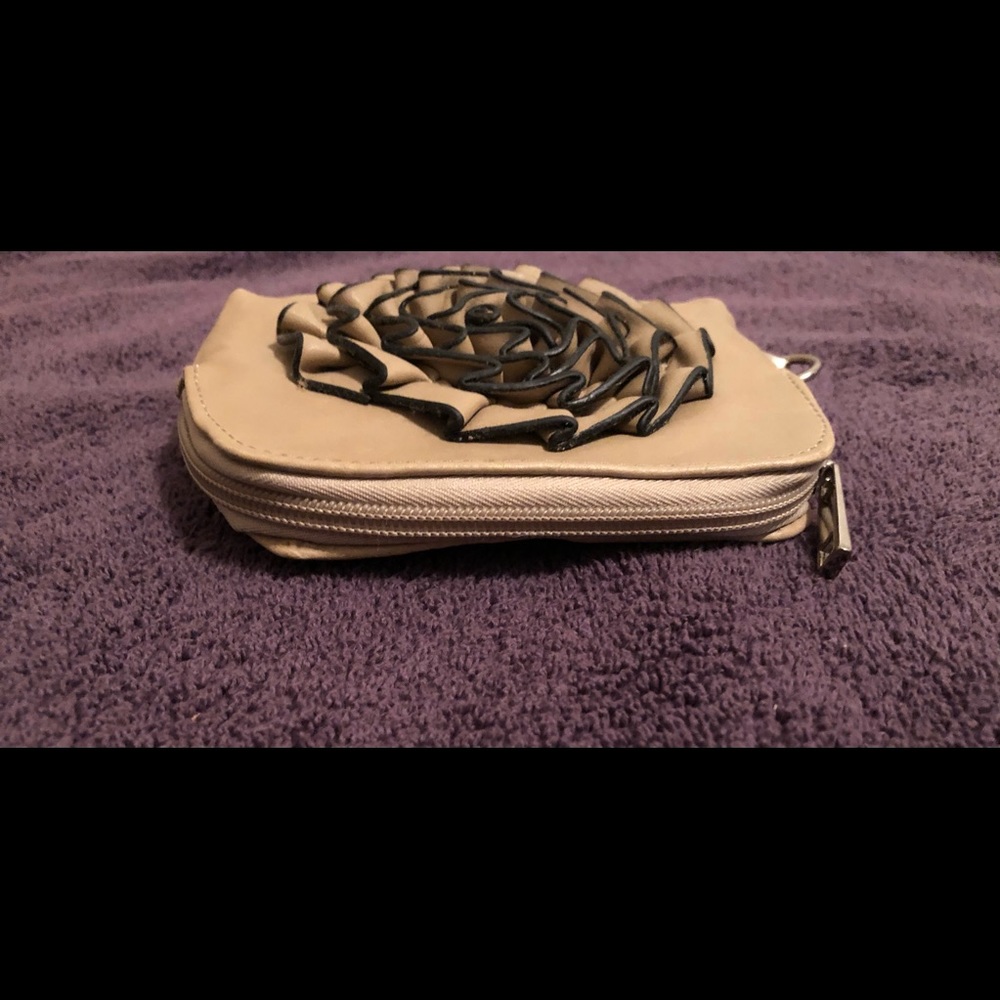 Leather Wristlet w Raised Flower - Picture 4 of 6